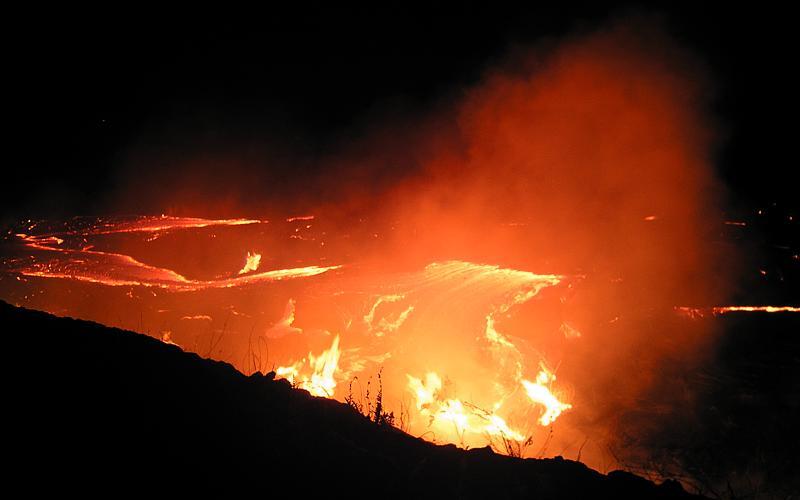Lava stream flowing against tumulus