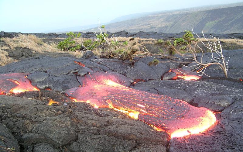 Large toe of lava breaks out from inflating flow