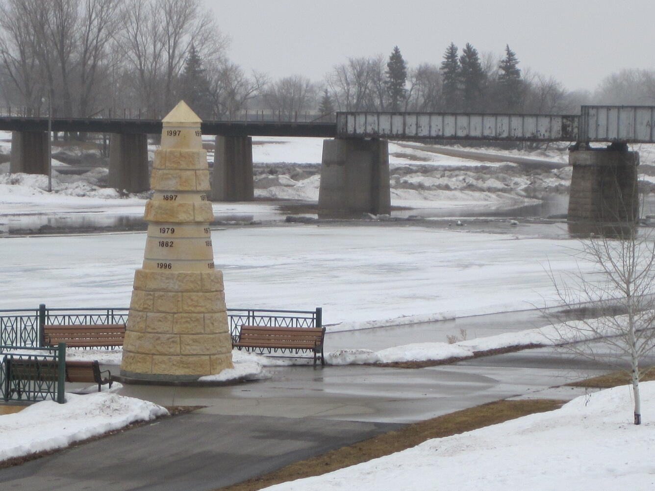 Image: Flood Obelisk, Red River of the North, Grand Forks, North Dakota