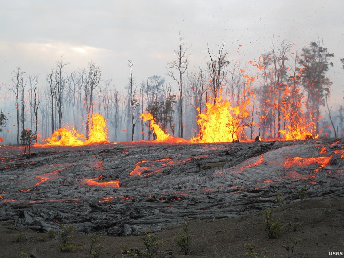 Image: Fissure Eruption Between Pu'u 'O 'o and Napau Craters