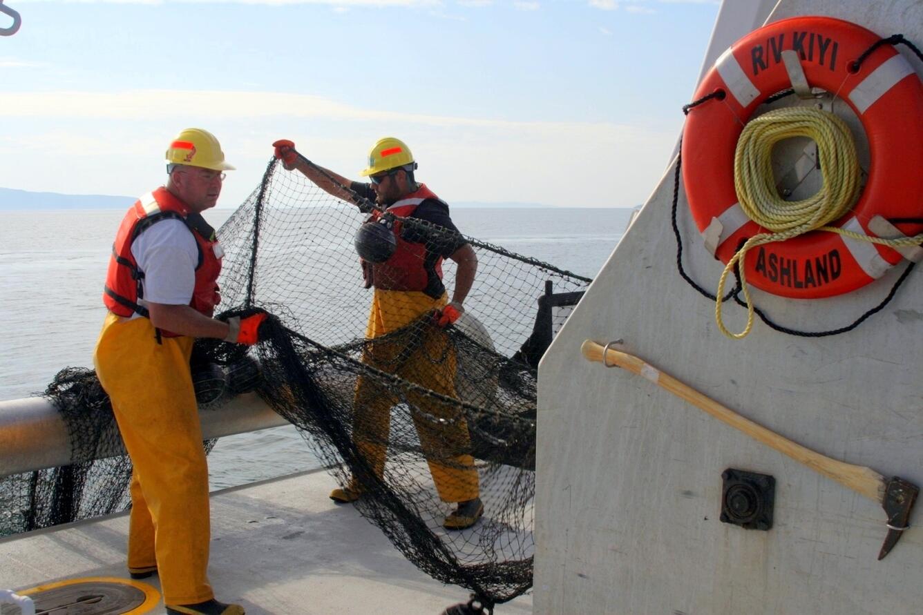 Image: Deployment of Trawl Aboard R/V Kiyi