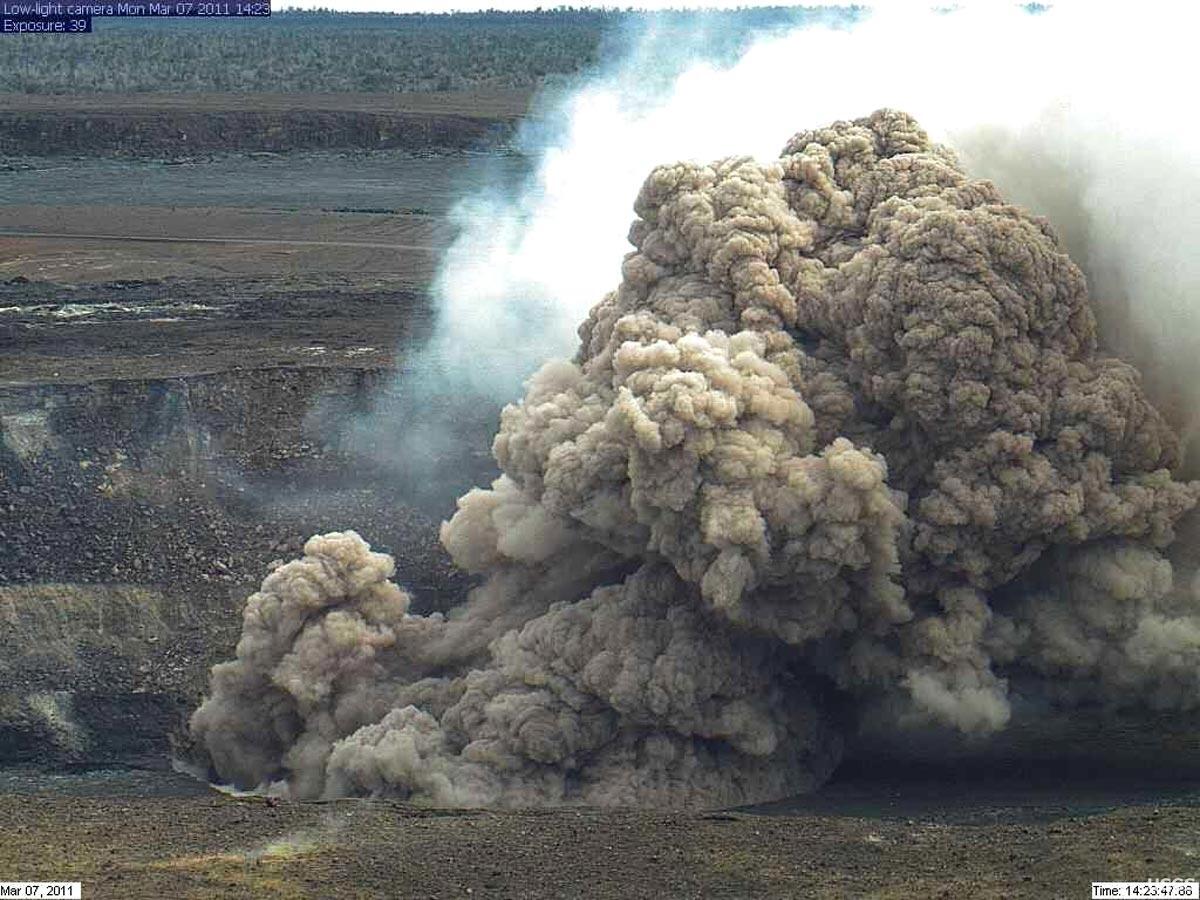 Image: Plume Created From a Collapse of the Upper Portion of the Halema'uma'u Vent Cavity