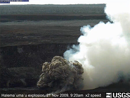 video thumbnail: Small Explosive Event in Halema'uma'u