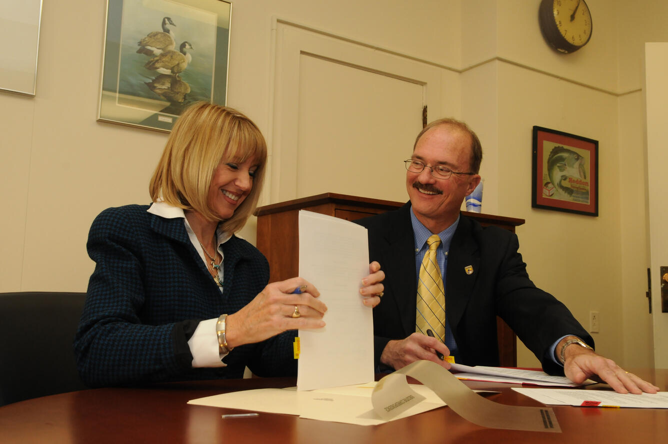 Image: USGS Director Marcia McNutt and FWS Service Director Sam Hamilton sign a strategic habitat conservation MOU