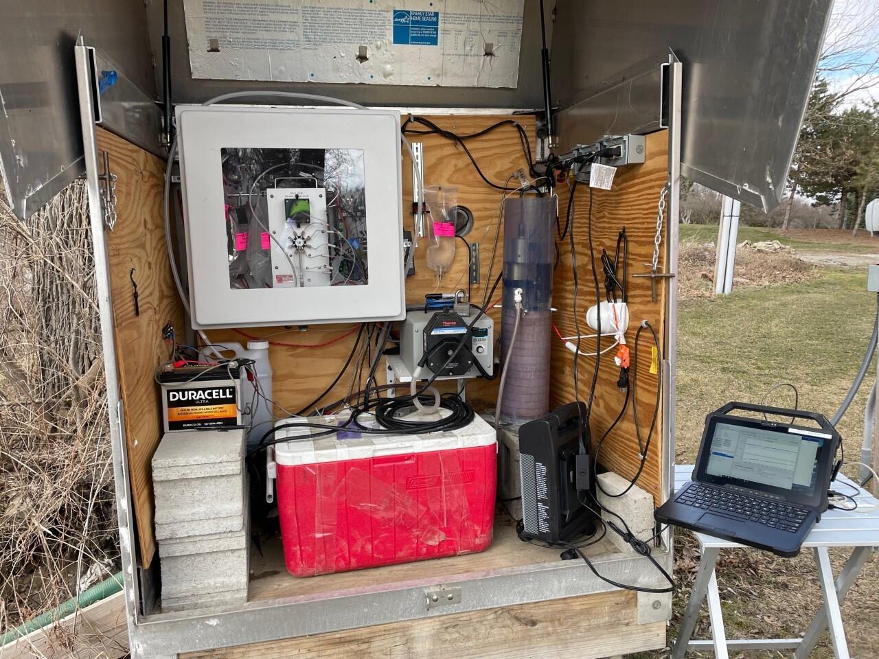 Continuous water quality site with Seabird SUNA, GreenEyes NULAB and EXO3 YSI Sonde 