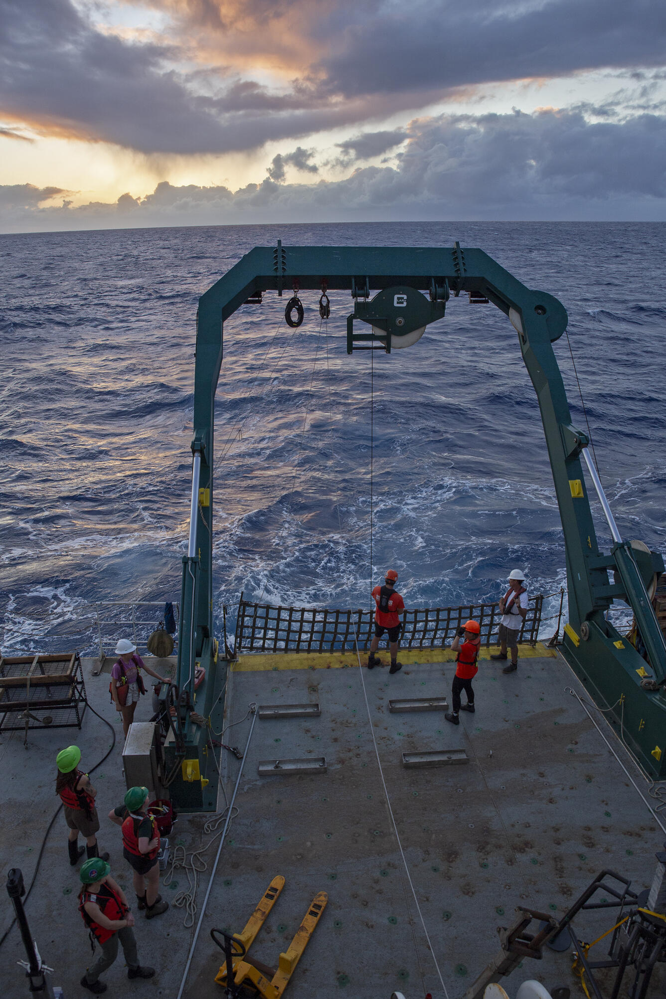 Image showing the back deck of the Kilo Moana during the Hawaii Abyssal Nodules Expedition