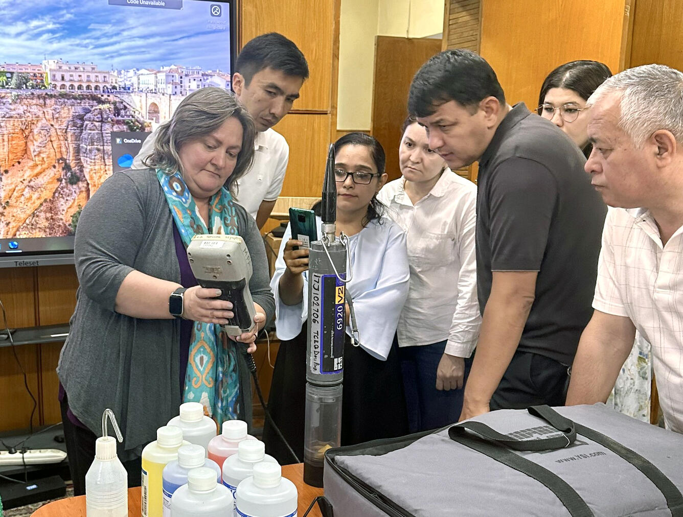 USGS hydrologist demonstrates Water Quality calibration to Uzbek researchers and students