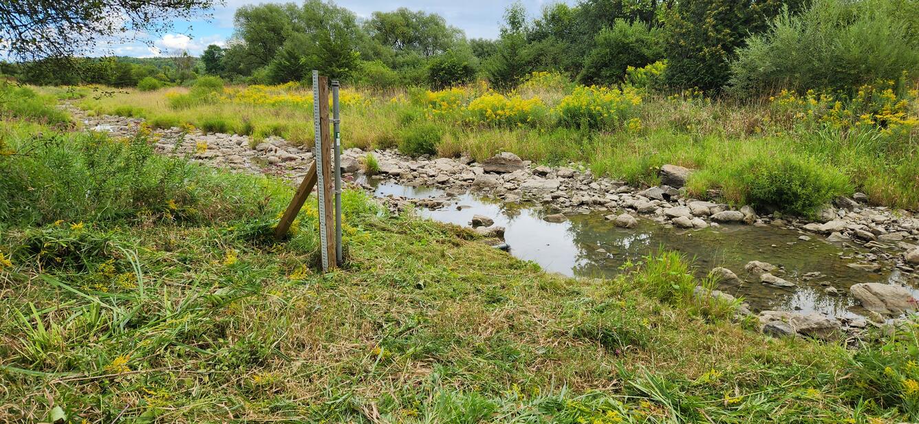 A USGS streamgage next to a dry riverbed.