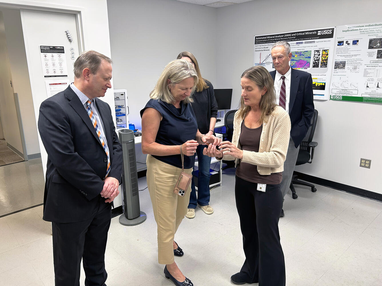Geoscience Australia senior leaders visiting USGS Electron Microbeam Laboratory