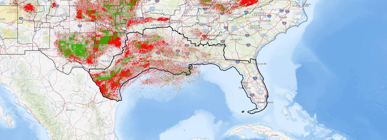 Extent of Gulf Coast Petroleum System Project and Oil and Gas Wells