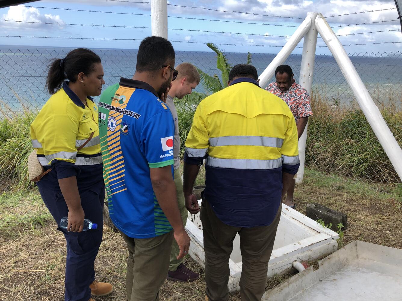 An EDAT scientist assesses a local earthquake monitoring station with Fiji’s Mineral Resources Department to understand local earthquake monitoring capabilities.