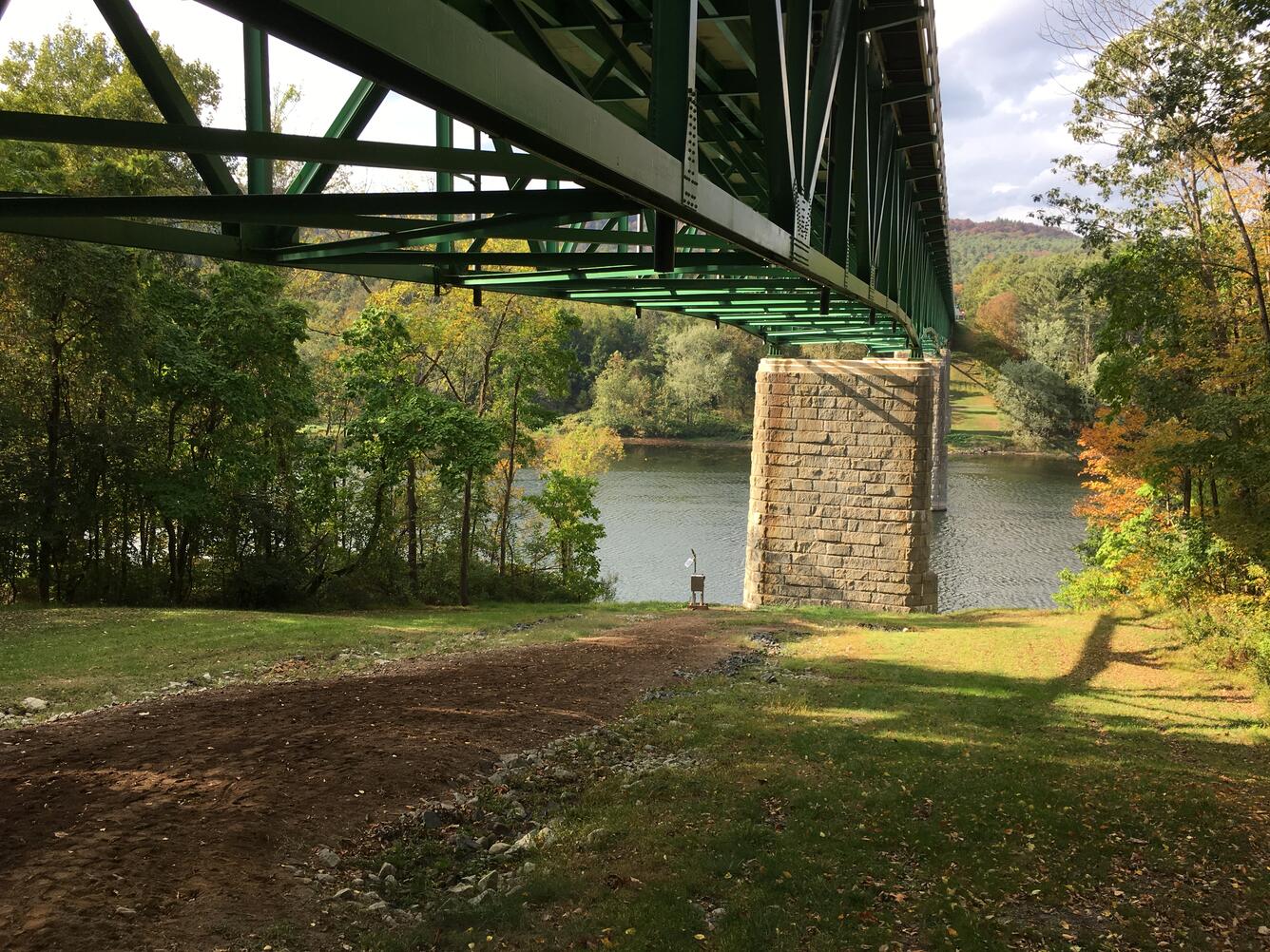 Looking at the Bridge footer with a gage box sitting to it's left