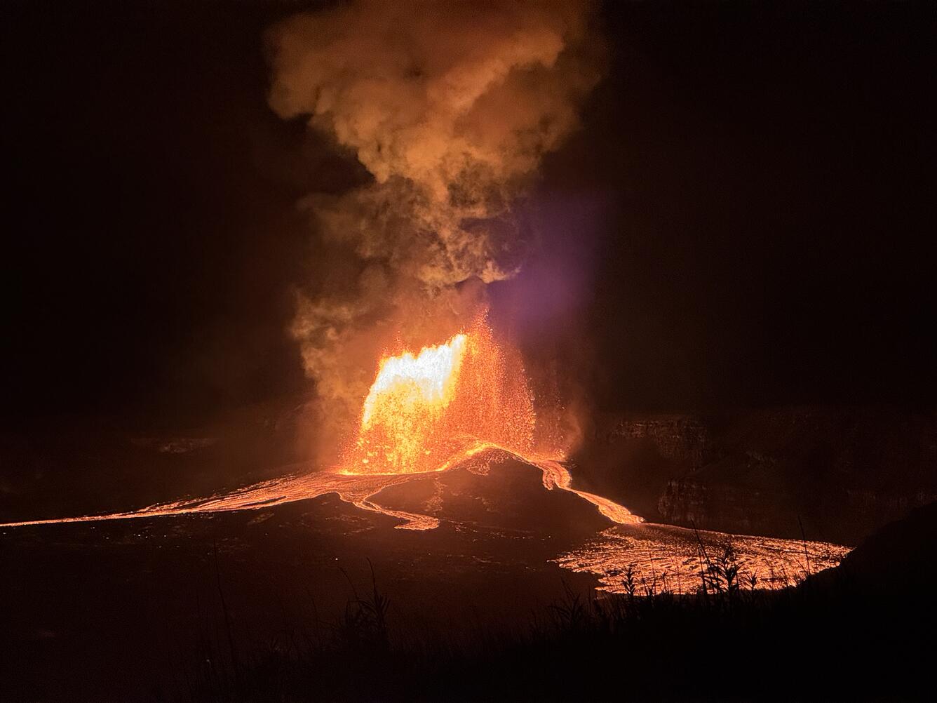 Fuente de lava en el respiradero norte de Halema'uma'u, en la cumbre del Kilauea, durante la noche del 28 de julio de 2026