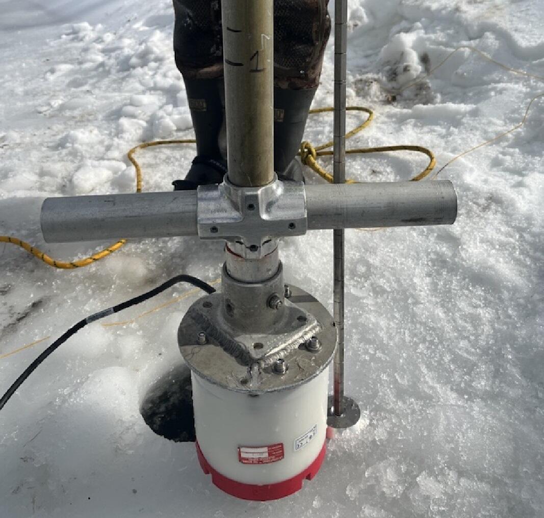 Shoeing the ice flow measuring post's calibrations next to a traditional depth rod