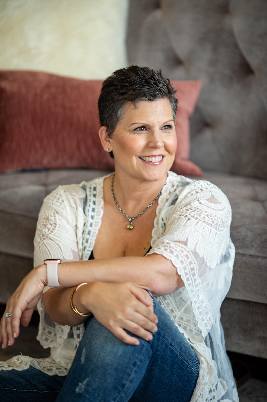 Woman looking to the side with arms crossed on knee