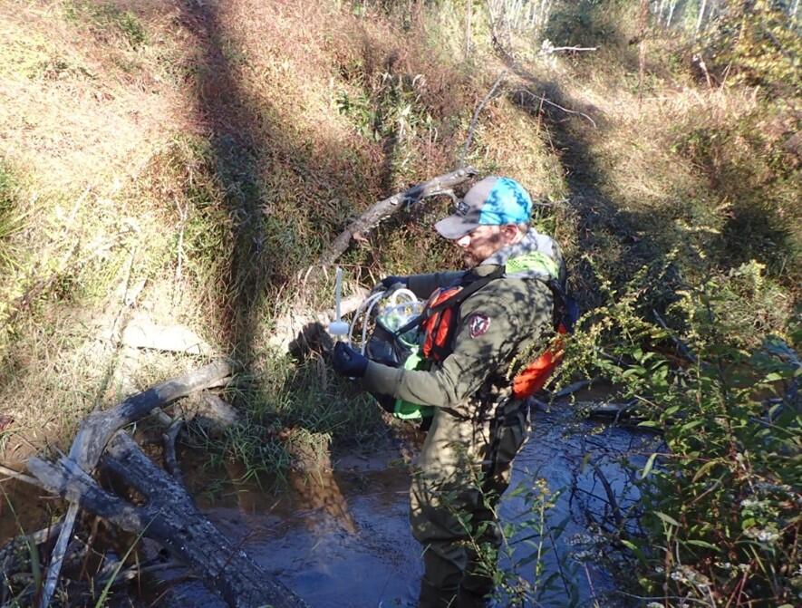 Postdoctoral Researcher Robert Paine collecting environmental DNA from Little Chucky Creek, Tennessee