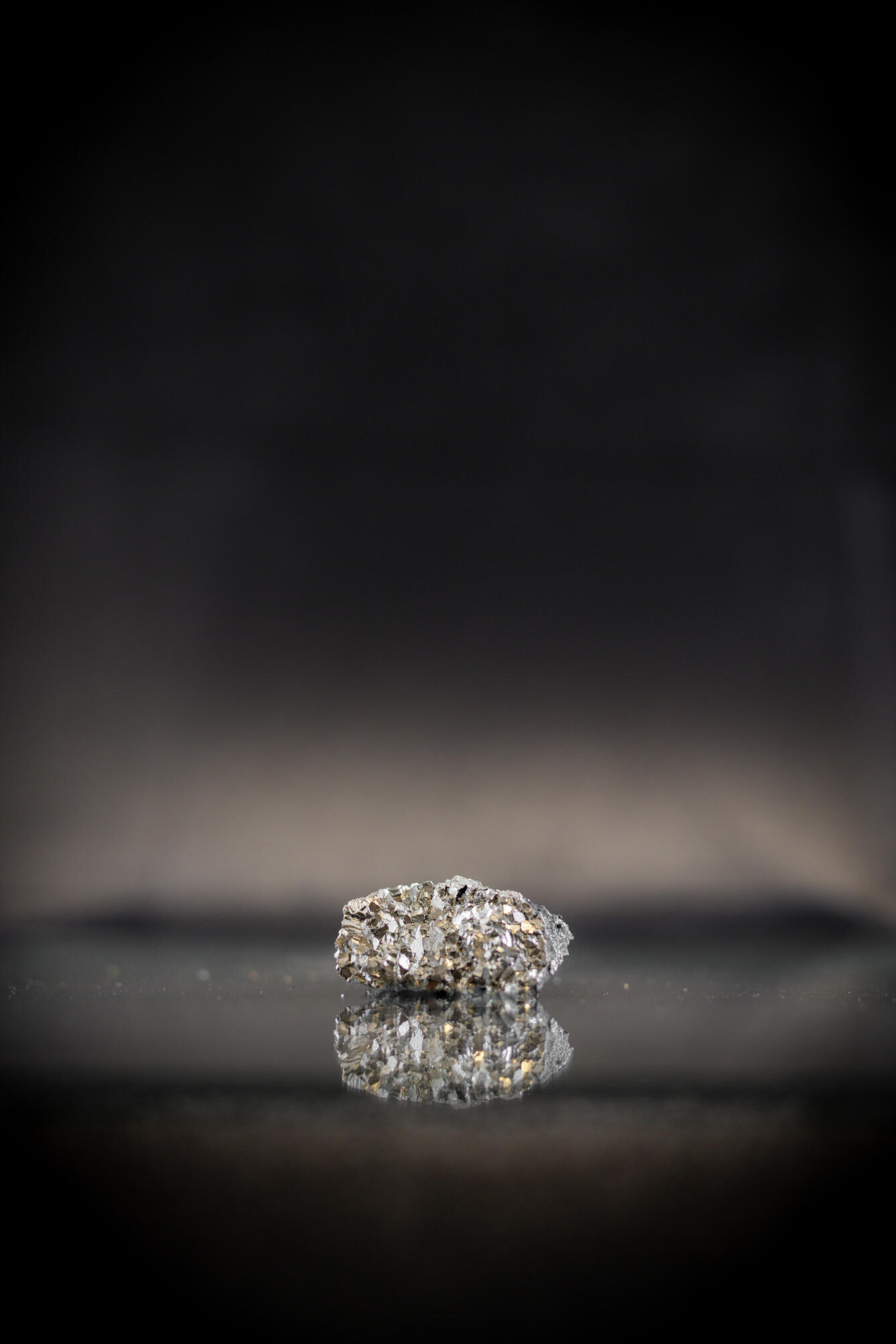  High-definition image showing metallic texture and silvery color.