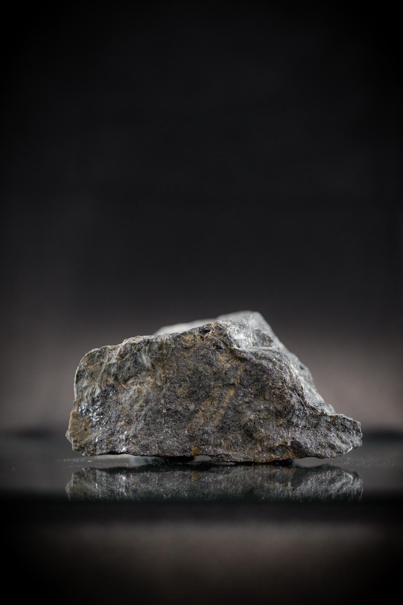 High-definition image showing cubic structure and metallic luster.