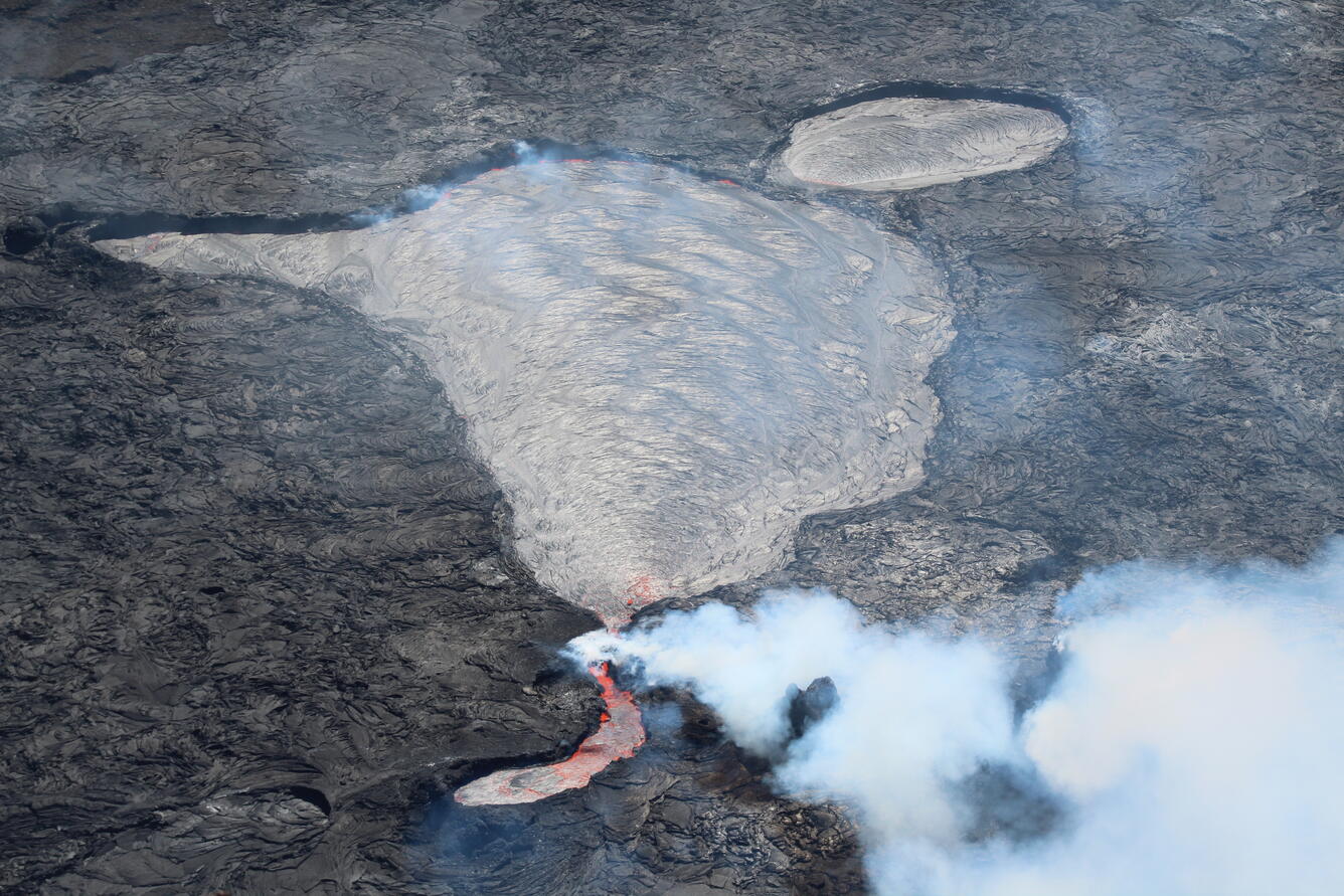 Telephoto view of an active lava lake with a degassing eruptive vent