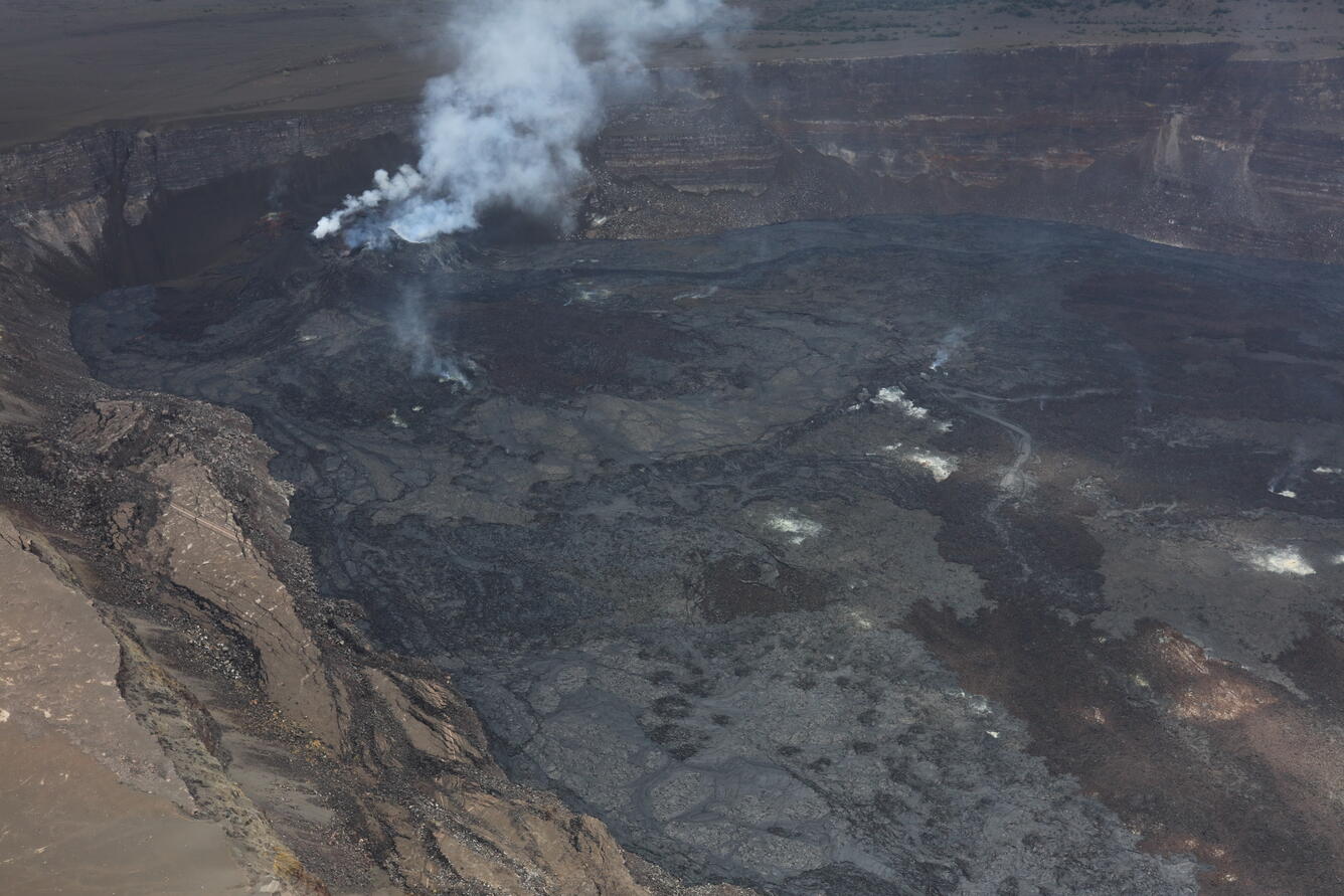 Color photograph of crater floor and degassing volcanic vents
