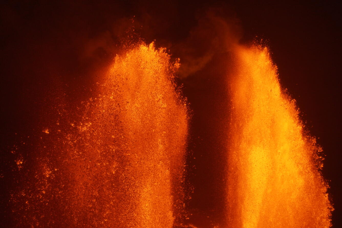 Color telephoto showing the top of lava fountains
