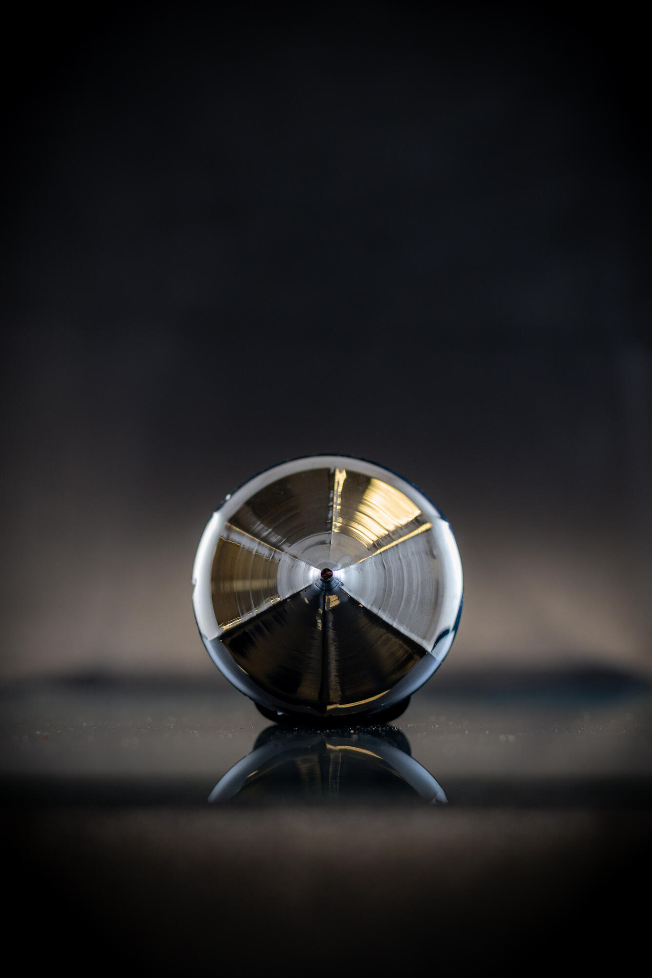 High-definition image of silicon specimen with smooth surface and silvery-gray color.