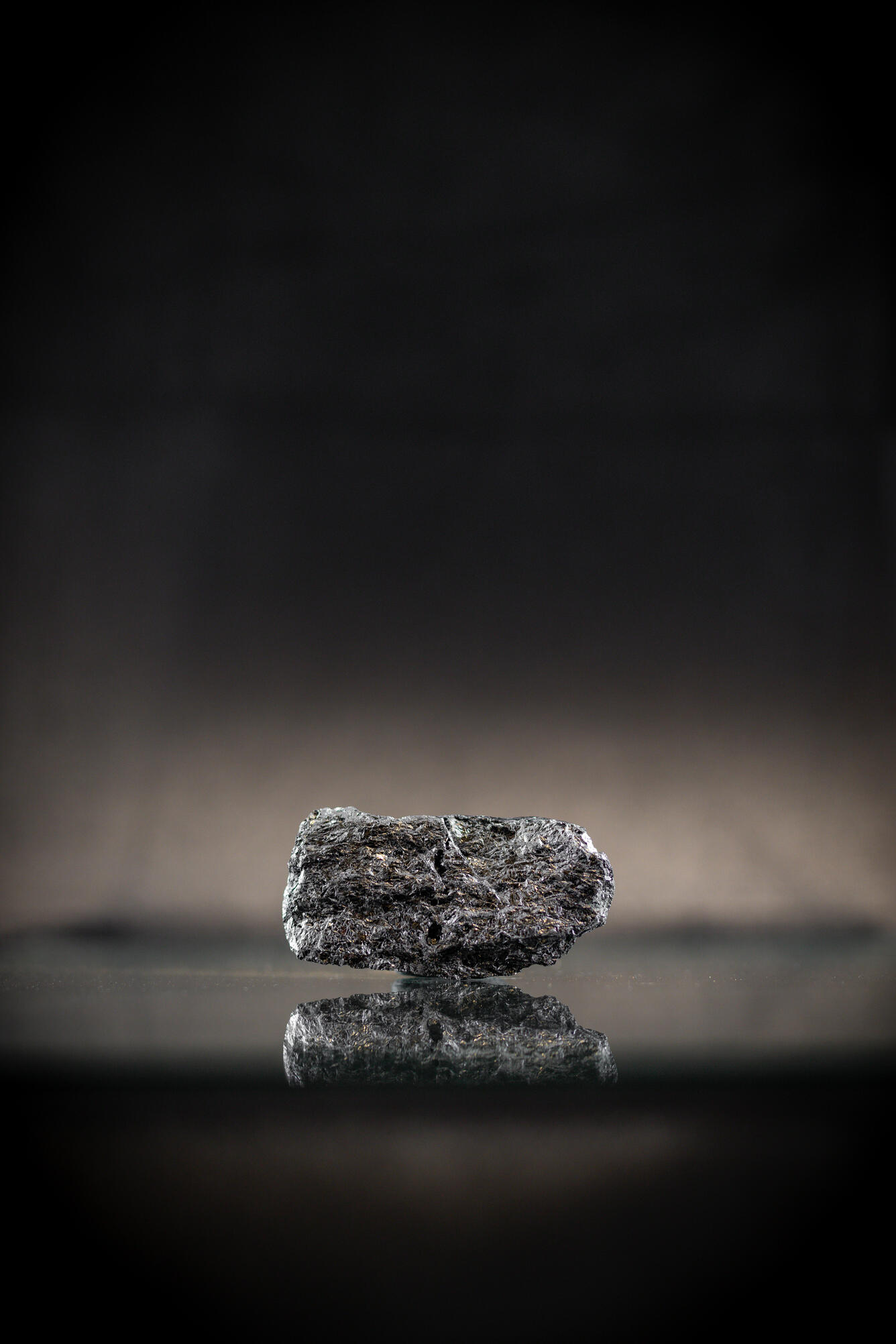 High-definition image of silicon metal specimen with shiny surface and granular structure.