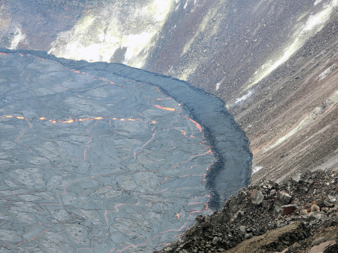 A close-up view of the southeast margin of the lava lake within Halema‘uma‘u crater