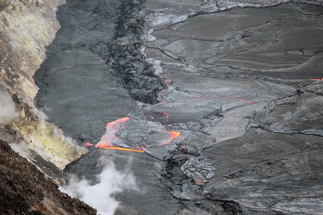 A telephoto image of the northwestern margin of the lava lake within Halema‘uma‘u crater