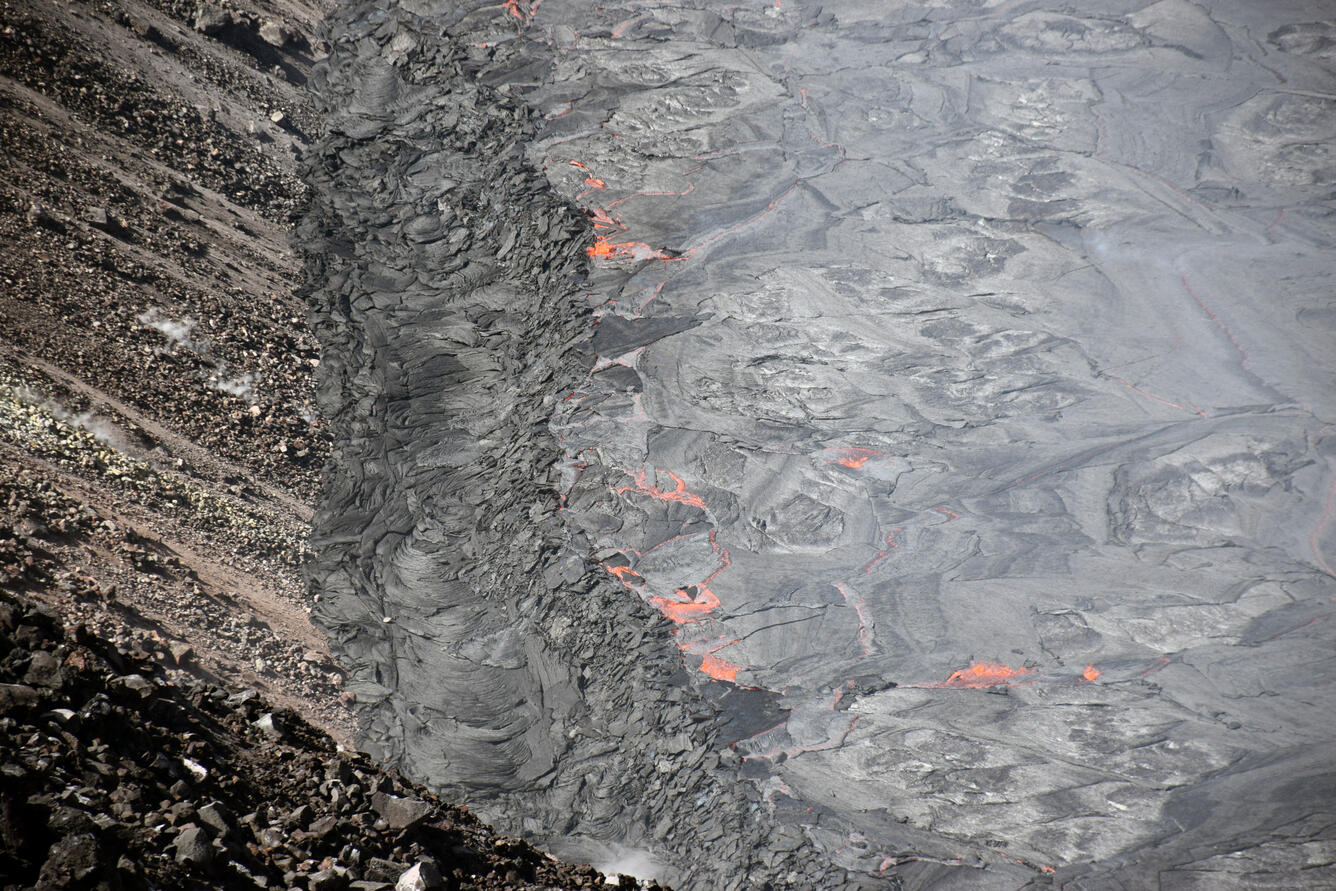 telephoto image of the lava lake margin