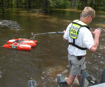 Erik Ohlson measures the discharge of the Suwannee River