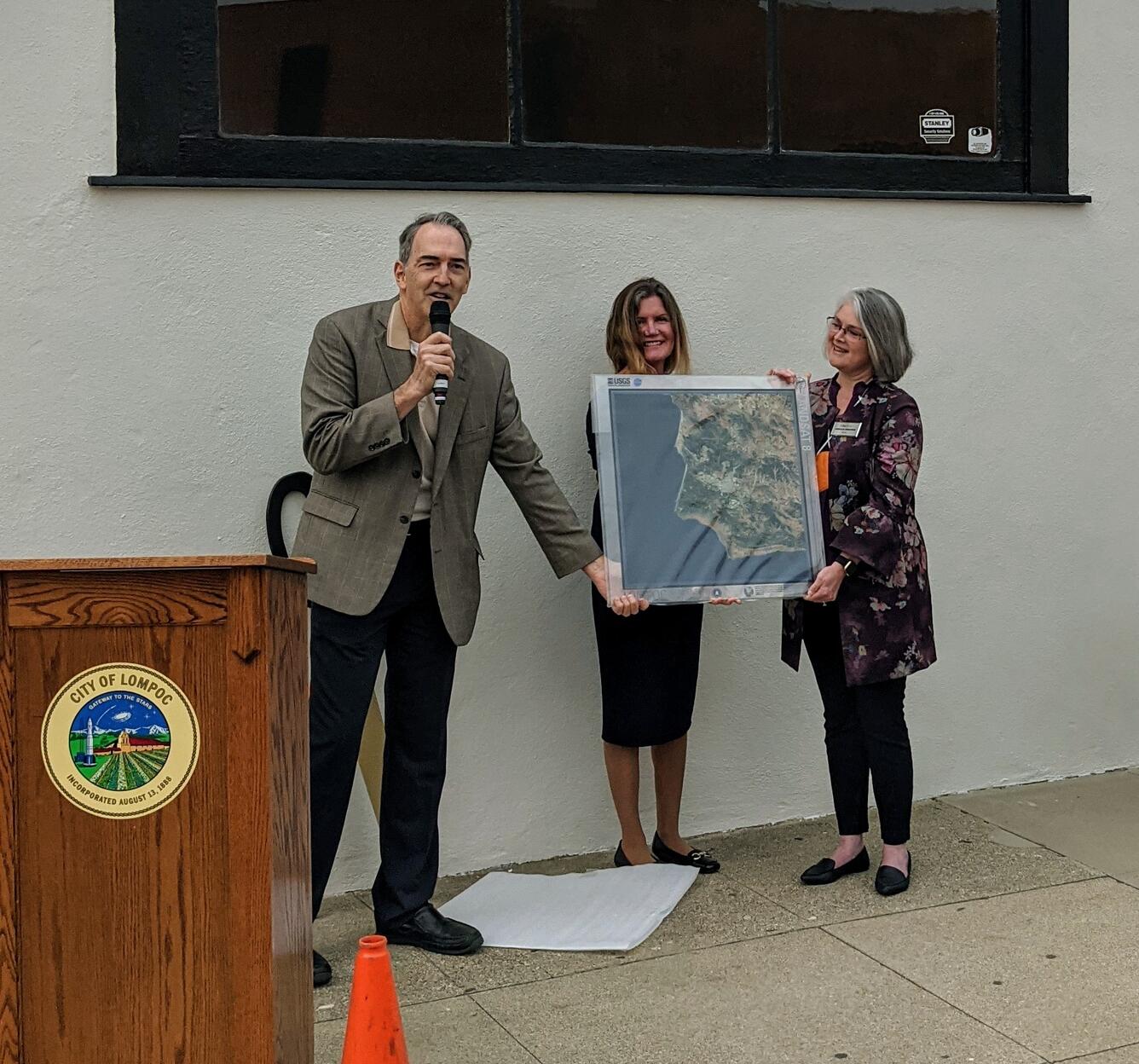 Color photo of USGS CSS Associate Director Kevin Gallagher, USGS Deputy Director for Operations Cindy Lodge and Lompoc, CA Mayor