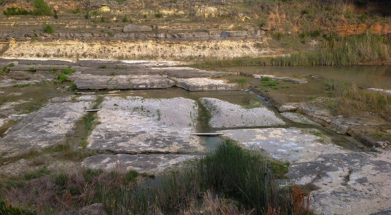 Fractures and bedding planes along Canyon Gorge channel