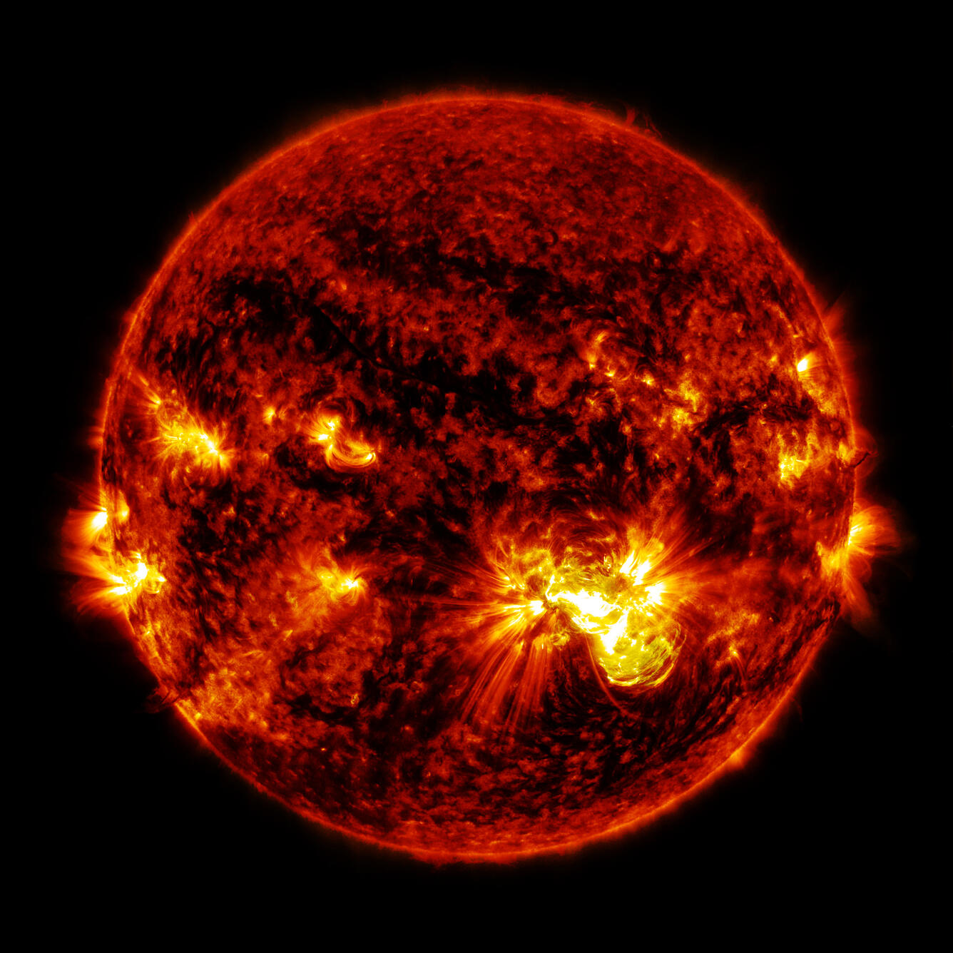 Giant Sunspot Erupts on October 24, 2014