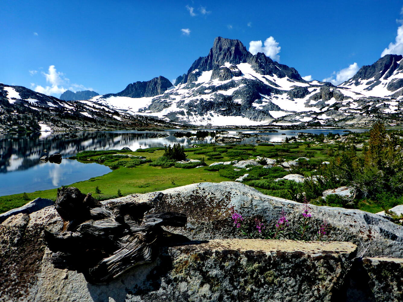 Scenic view of Thousand Island Lake