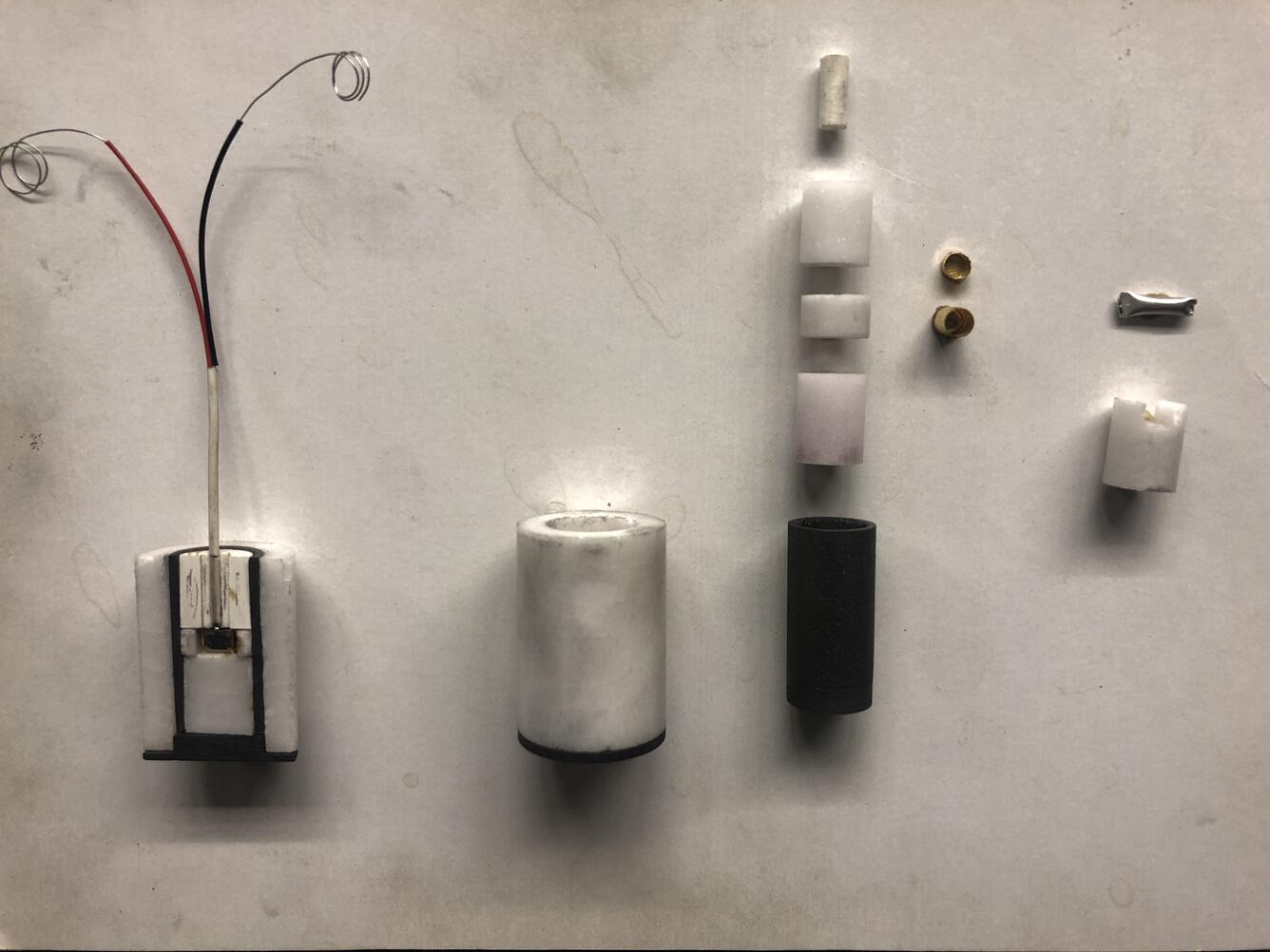 Layout of an experimental petrology sample cylinder, made of nested metal tubes surrounding a cm-long capsule of precious metal 