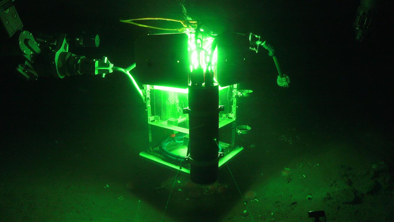 Photograph of SuBastian’s manipulator jaw stabilizes GEOMAR’s glowing bubble box