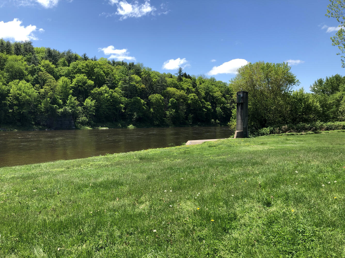 Photo of a USGS streamgaging station along the Delware River