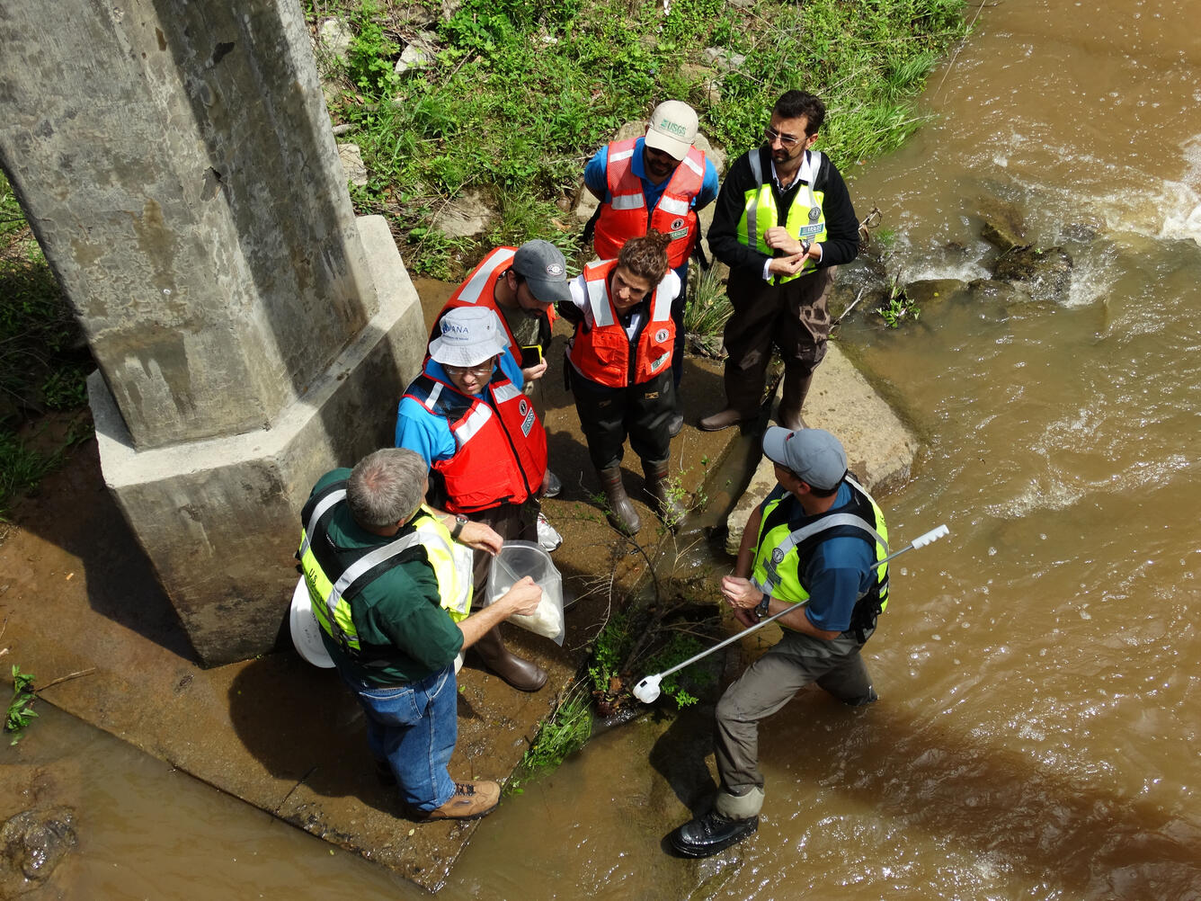 Demonstrating USGS Water Sampling Techniques with Brazilian Scientists