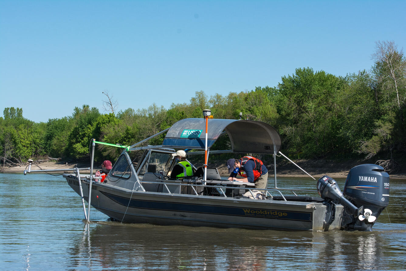 USGS Scientists Measure Dye on Missouri River