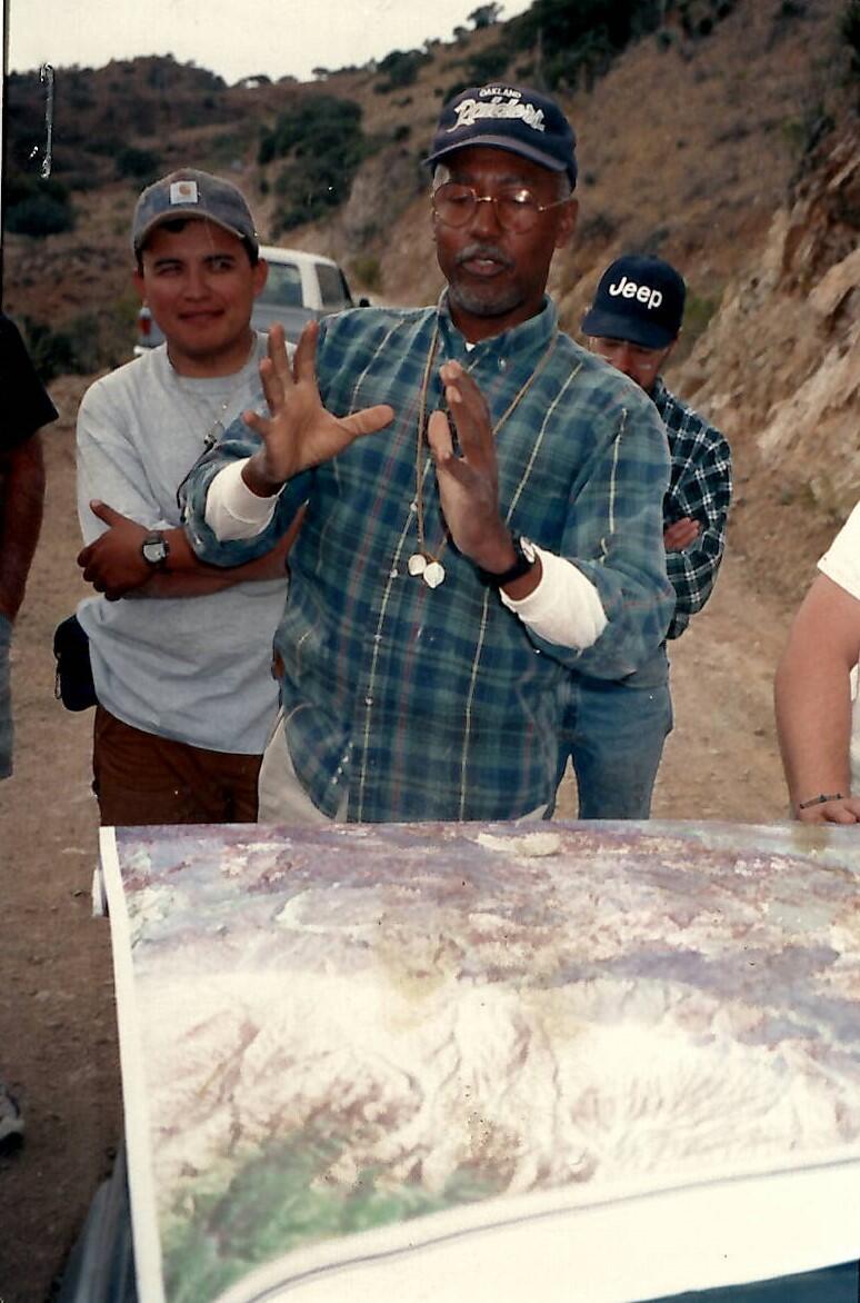 Floyd Gray leading group discussion of regional geologic setting in Mexico