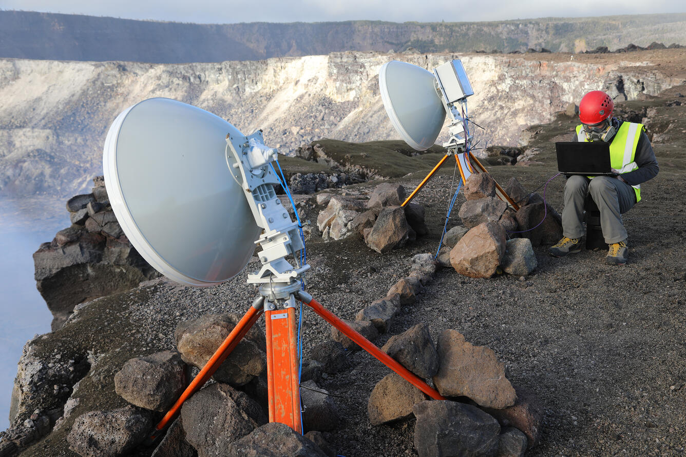 prototype radar on the rim of Halema‘uma‘u at the summit of Kīlauea