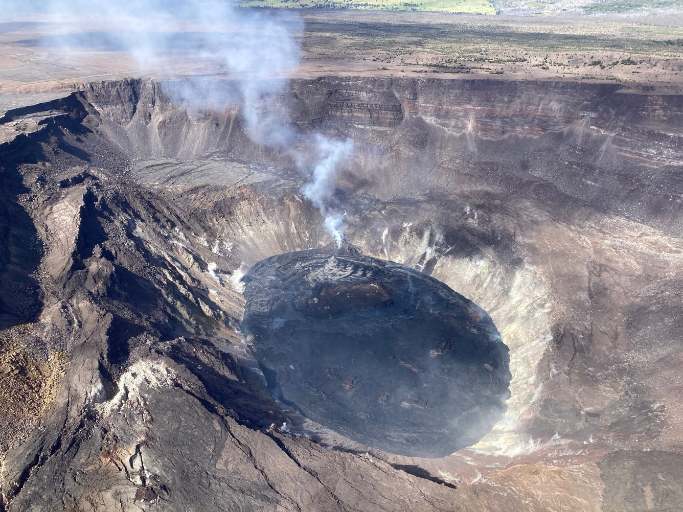 No major changes were observed at the lava lake in Halema‘uma‘u crater during yesterday's helicopter overflight.