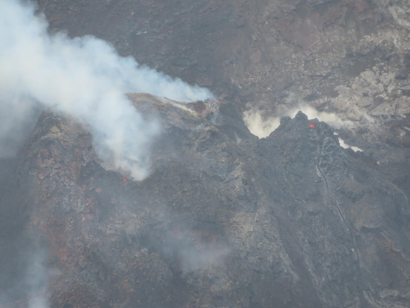 The western fissure in Halema‘uma‘u remains active, with incandescence visible in two small vent openings