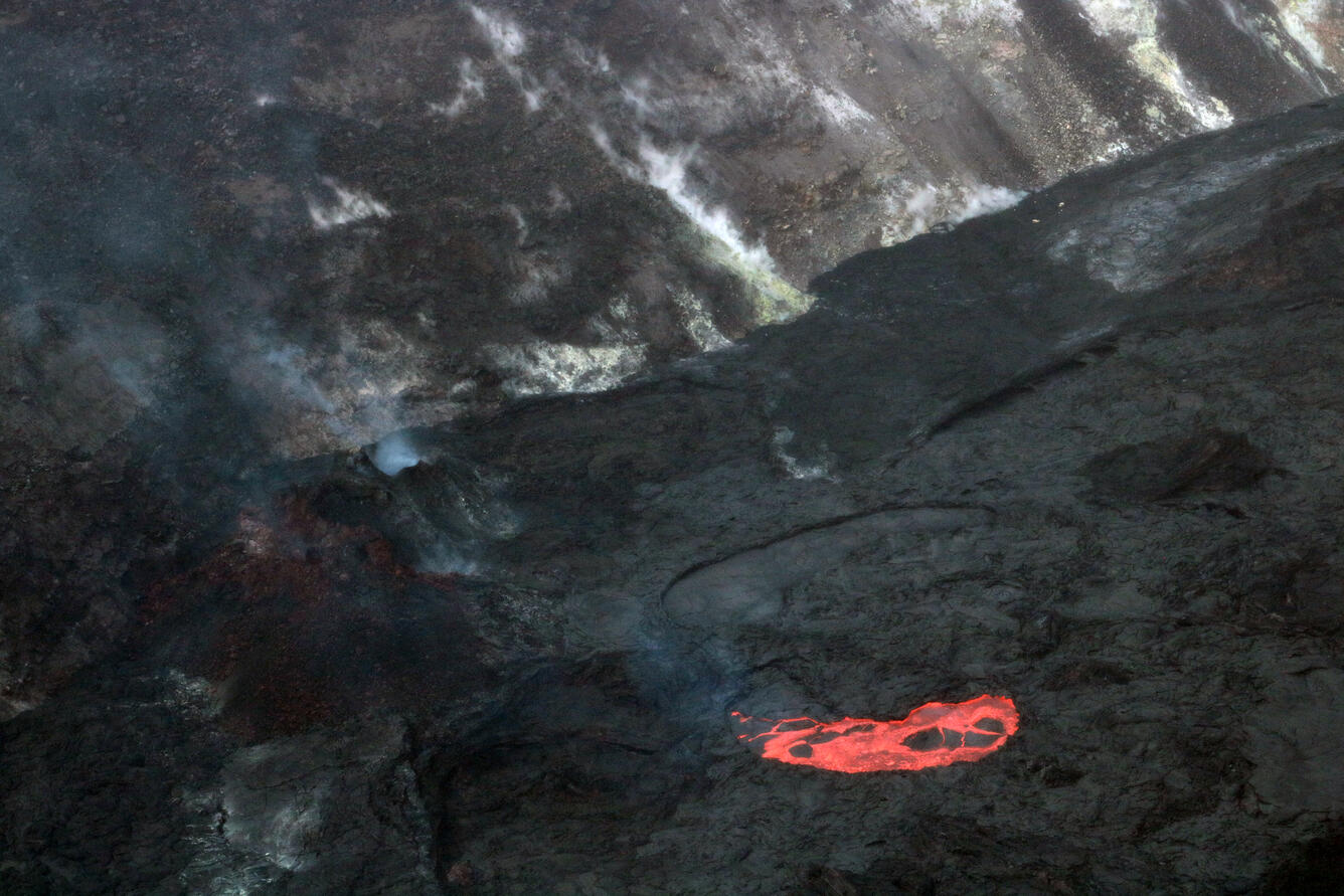 USGS Hawaiian Volcano Observatory geologists observed fluid lava on the surface of the lava lake in Halema‘uma‘u, at the summit