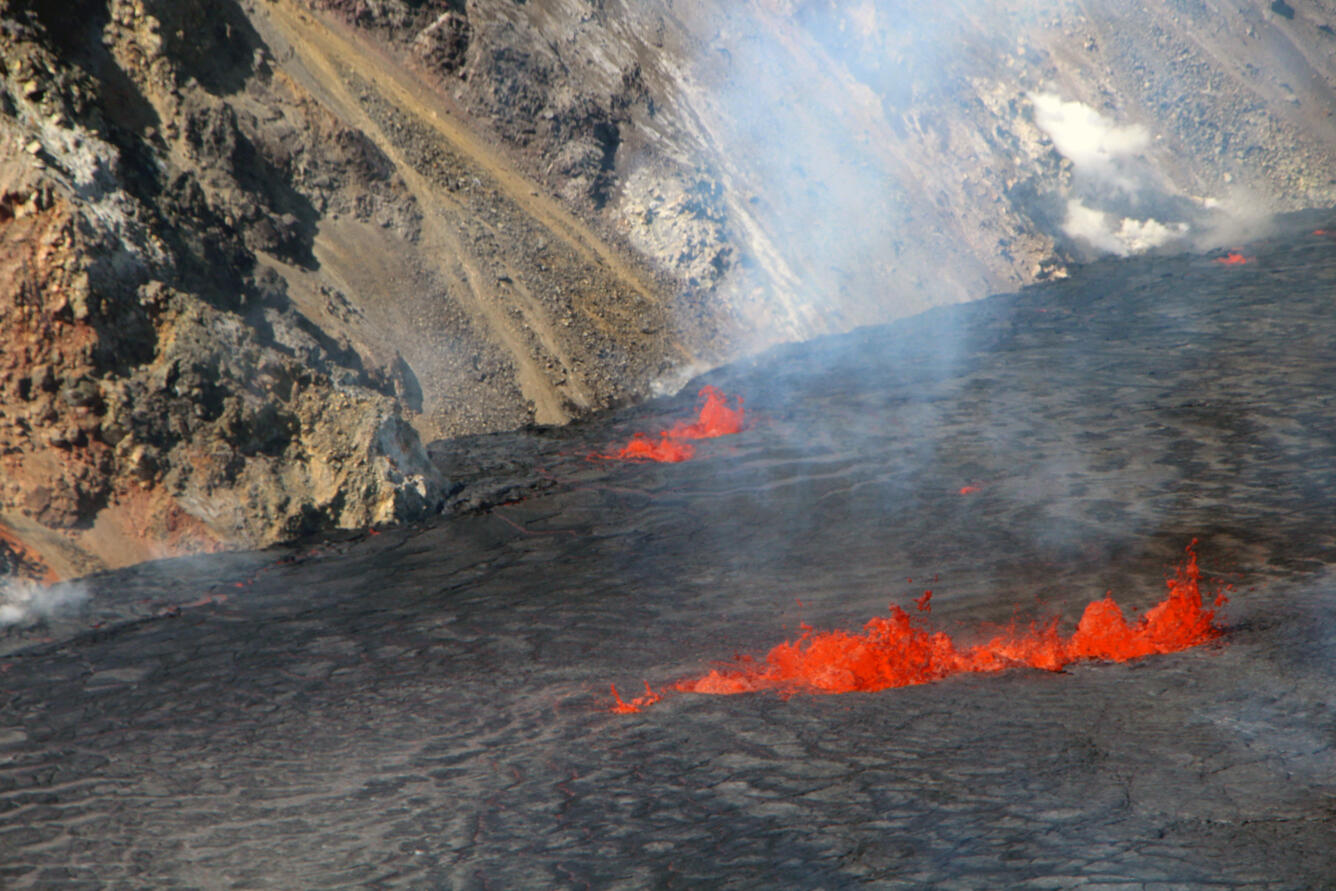 Kīlauea summit eruption in Halemaʻumaʻu crater - October 1, 2021