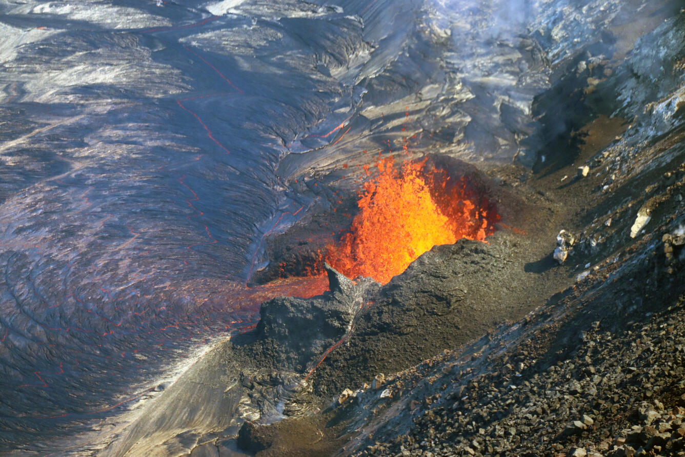 A telephoto view of fountaining at the western vent in Halema‘uma‘u crater