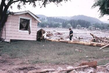 Houses floating on Canyon Lake Dam