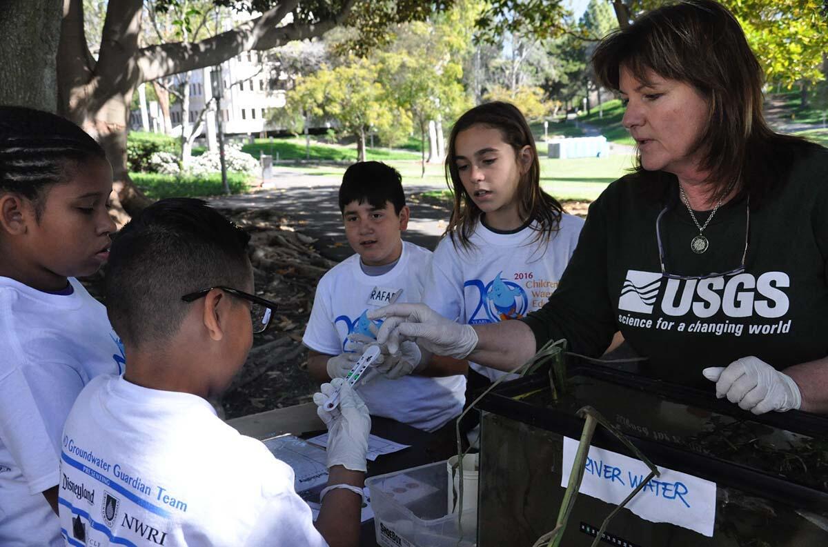 USGS geologist teaching children at a science festival.