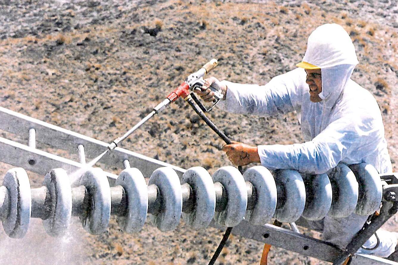 Insulator Cleaning-Hi Pressure...